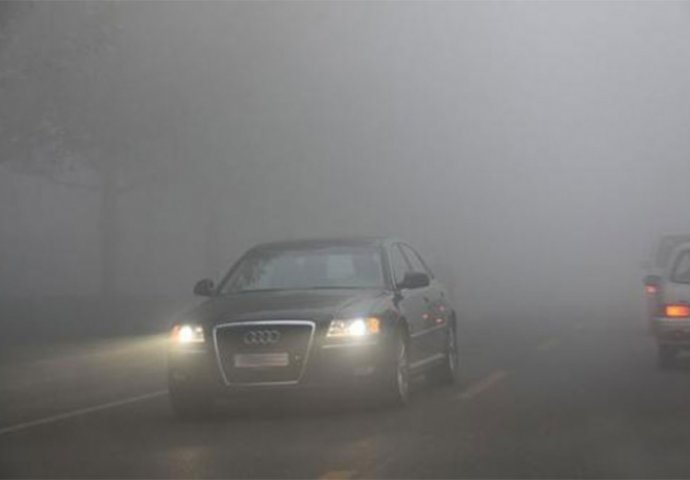 VOZAČI, OPREZ: Magla i niska oblačnost smanjuju vidljivost 
