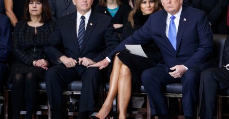 OVIH DANA SE POJAVILA NAJČUDNIJA FOTOGRAFIJA DONALDA I MELANIJE: Ljudi u nevjerici, internet gori 