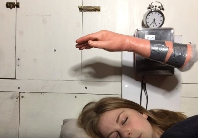 Imate čvrst san i nikako da se ujutro dignete iz kreveta? Ova djevojka je napravila NAJLUĐU BUDILICU SVIH VREMENA! (VIDEO) 