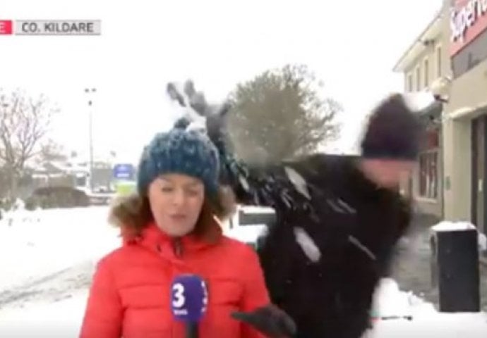 REPORTERKU TOKOM PRENOSA UŽIVO POGODIO GRUDVOM U GLAVU: Ovakvu njenu reakciju nije očekivao (VIDEO)