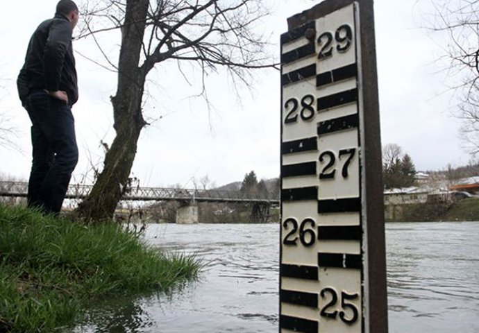 Sava kod Bosanske Gradiške iznad kote vanredne odbrane od poplava