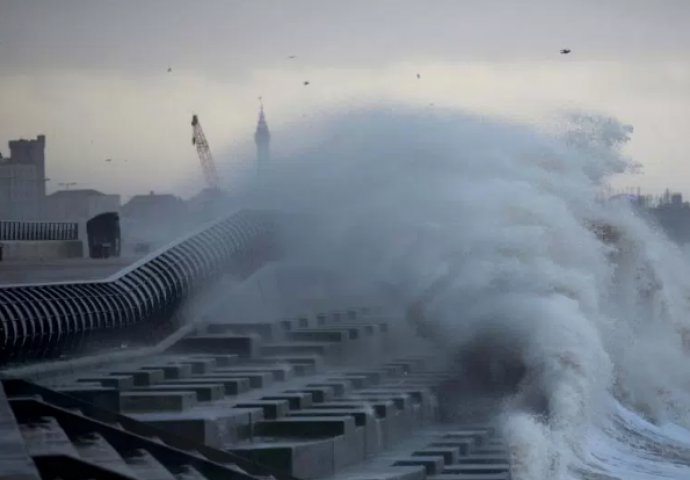 Orkanska oluja napravila haos: More se izlilo na magistralu, padaju fasade