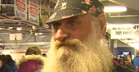 Nije se brijao 40 godina! Kada je izašao iz salona, ljudi nisu vjerovali da je to isti čovjek (VIDEO)