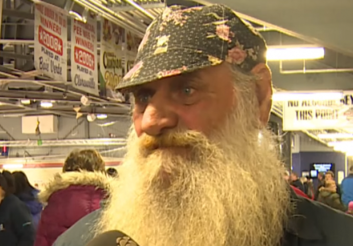 Nije se brijao 40 godina! Kada je izašao iz salona, ljudi nisu vjerovali da je to isti čovjek (VIDEO)