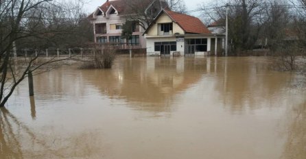 DIO SRBIJE POD VODOM: Obustavljen saobraćaj, vatrogasci dostavljaju mještanima vodu i hranu (FOTO)