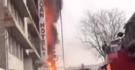 STRAVIČNE SCENE: Zapalio se hotel u centru grada, žene skakale sa šestog sprata (VIDEO)