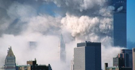 NIKADA OBJAVLJENA FOTOGRAFIJA: Jedna majka je slučajno uhvatila trenutak poslije UDARA AVIONA u Kule bliznakinje