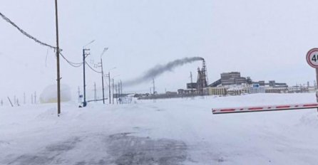 OGLASIO SE ALARM, ZAPOČELA HITNA EVAKUACIJA: Na terenu timovi specijalaca, vidi se gusti dim 