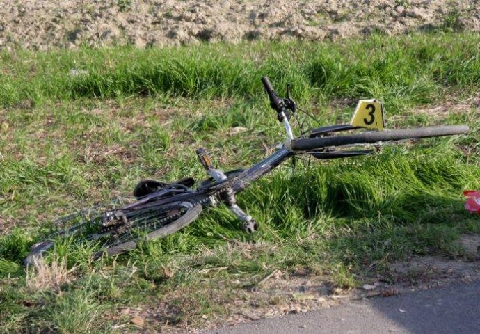 TRAGEDIJA: Baka poginula vozeći bicikl!