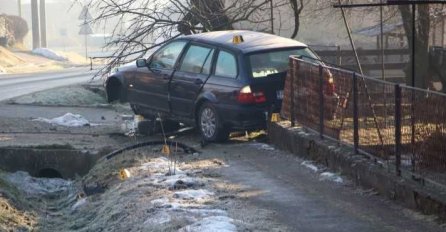 TEŠKA NESREĆA:  BMW-om sletio s ceste, udario u ogradu