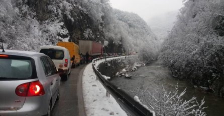 TEŠKA  NESREĆA: Obustavljen saobraćaj na magistralnom putu