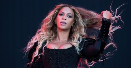 SA ŠMINKOM I NA SCENI DJELUJE KAO BOGINJA: Bez tog sjaja ne biste je prepoznali na ulici! (FOTO)