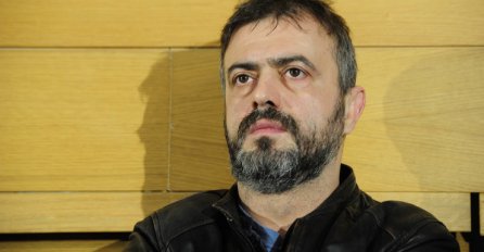 KRIJE DJEVOJKU KAO ZMIJA NOGE: Poznati glumac u ljubavi sa NEVJEROJATNOM LJEPOTICOM!