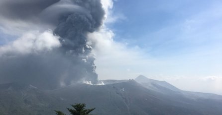 Vlasti upozorile su građane na opasnost! Eruptirao vulkan: Obližnje zgrade se tresu usljed vibracija, a lava teče niz jednu stranu!