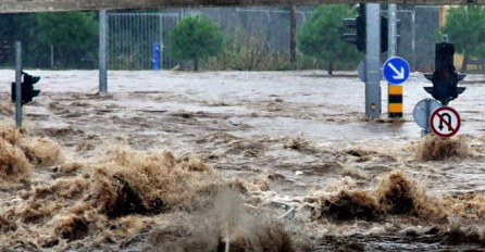 POPLAVE U REGIONU: Rijeka probila nasipe, poplavila je puteve i  odsjekla stotine mještana od ostatka zemlje