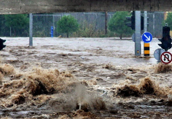 POPLAVE U REGIONU: Rijeka probila nasipe, poplavila je puteve i  odsjekla stotine mještana od ostatka zemlje