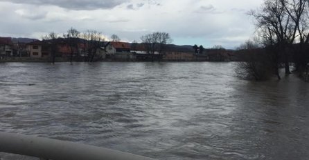 DRAMATIČNO STANJE NA SJEVERU BIH: Rijeke se izlile iz korita, pozivaju se građani da poduzmu mjere opreza!