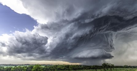 JAK VJETAR ČUPA I OBARA DRVEĆE, GRAD VELIČINE BEJZBOL LOPTICE: Strašna oluja poharala zemlju 