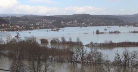 VODA PRODIRE U KUĆE, MJEŠTANI U PANICI: Proglašen stepen pripravnosti, strahuju od najgoreg 