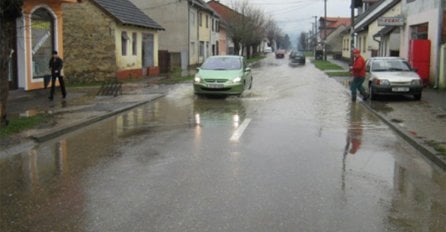 NAKON POVLAČENJA VODE: Normalizovan saobraćaj između Kozarske Dubice i Kostajnice