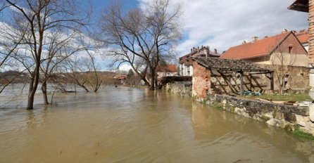 PROGLAŠENO VANREDNO STANJE U REGIONU: Kuće poplavljene, ceste pod vodom, MJEŠTANI U OČAJU! (FOTO)