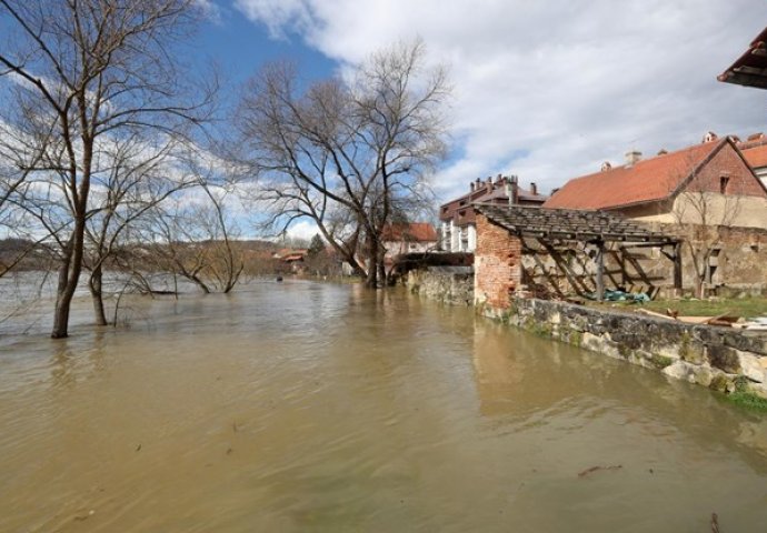 PROGLAŠENO VANREDNO STANJE U REGIONU: Kuće poplavljene, ceste pod vodom, MJEŠTANI U OČAJU! (FOTO)