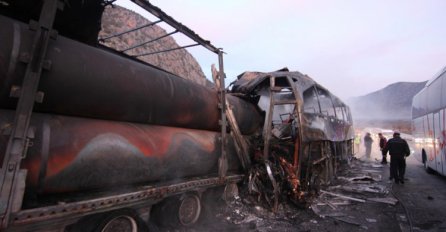 STRAŠNA NESREĆA: Sudar kamiona i autobusa, 13 mrtvih 