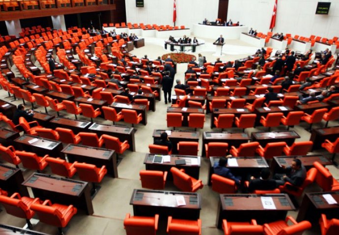 Turska: Izbila tuča u parlamentu nakon usvajanja zakona o izborima