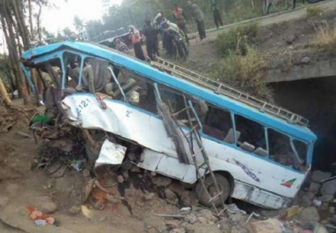STRAVIČNA NESREĆA: Autobus sletio s litice, poginulo 38 putnika (FOTO)