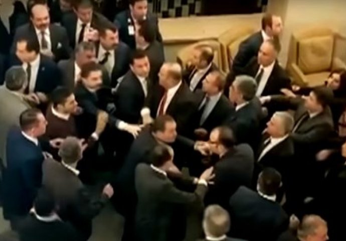 Sve zbog OVOG zakona: Haos u PARLAMENTU, potukli se zastupnici! (VIDEO)