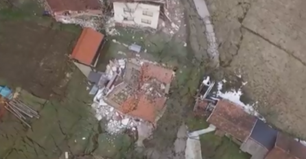 Klizište zatrpalo kuće: Ima povrijeđenih, desetine stanovnika je odsječeno - Dramatični snimci iz zraka