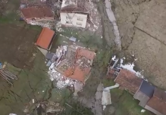 Klizište zatrpalo kuće: Ima povrijeđenih, desetine stanovnika je odsječeno - Dramatični snimci iz zraka