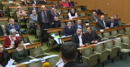 I OVO JE BiH: Vijećnik fasciklom gađao gradonačelnika (VIDEO)
