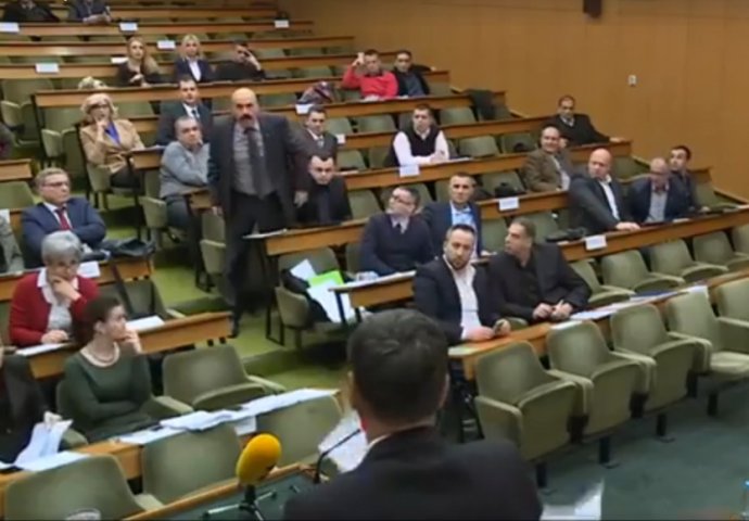 I OVO JE BiH: Vijećnik fasciklom gađao gradonačelnika (VIDEO)