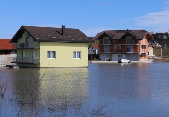 Rijeka Sana poplavila oko 100 objekata: POGLEDAJTE FOTOGRAFIJE POPLAVA U BIH! (FOTO; VIDEO)