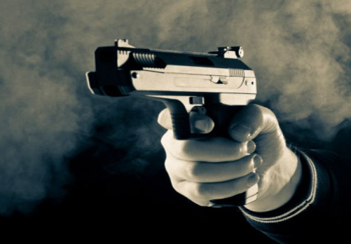 INCIDENT U KAFIĆU: Mladić pištoljem prijeti gostima