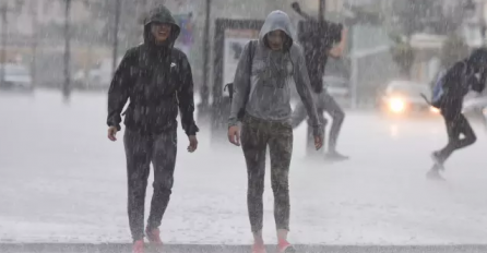 Grad i grmljavina u regionu, pogledajte kako se vozači sklanjaju od nevremena