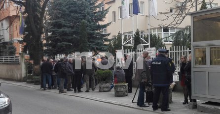 Bivši radnici "Hidrogradnje" protestovali ispred Centrale SDA (FOTO)
