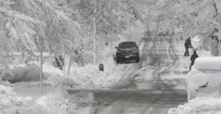 STIGLO NAJAVLJENO NEVRIJEME: Oluja paralisala zemlju, snijeg napadao više od pola metra