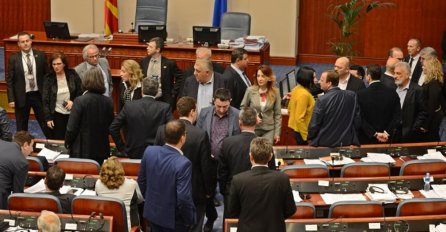  INCIDENT U PARLAMENTU: Premijer polio predsjednika - Kakva je ovo tečnost? (VIDEO)