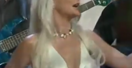 BILA JE ZVIJEZDA, PA JE TUŽILA FRIZERA JER JOJ JE UNIŠTIO KOSU: Evo kako pjevačica danas izgleda!