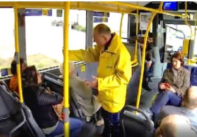 SLIJEPA ŽENA JE SVAKOG DANA IŠLA AUTOBUSOM NA POSAO: Onda se rasplakala zbog riječi vozača