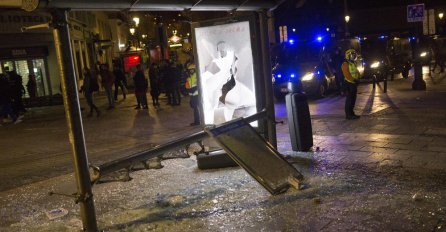 HAOS U GLAVNOM GRADU: Sukobili se policija i demonstranti, IMA POVRIJEĐENIH (FOTO)