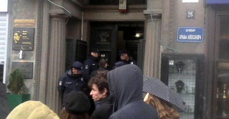 DRAMA U CENTRU GLAVNOG GRADA: Žena prijeti da će se ubiti, stigla HITNA POMOĆ 