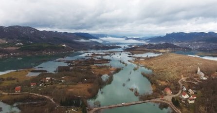 POGLEDAJTE SNIMKE IZ ZRAKA: Voda raste 4 cm na sat, stanje je alarmantno (VIDEO)