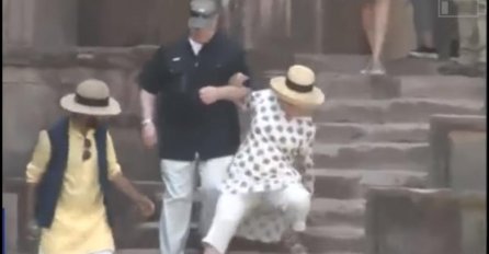 	SNIMAK SE ODMAH PROŠIRIO DRUŠTVENIM MREŽAMA: Hillary Clinton pala kao pokošena, pa završila u bolnici!