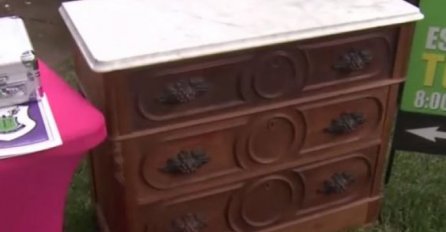 KUPIO JE JEFTINO STARU KOMODU: Kada je otvorio skrivenu ladicu, nije mogao da vjeruje svojim očima! (VIDEO)