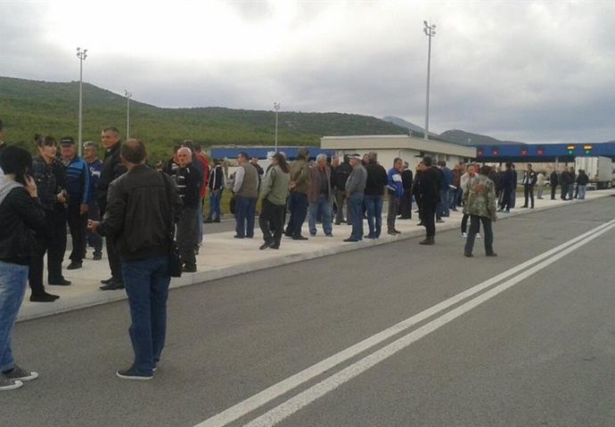 Zbog prosvjeda građana obustavljen promet na dionici A1 Bijača - Zvirovići