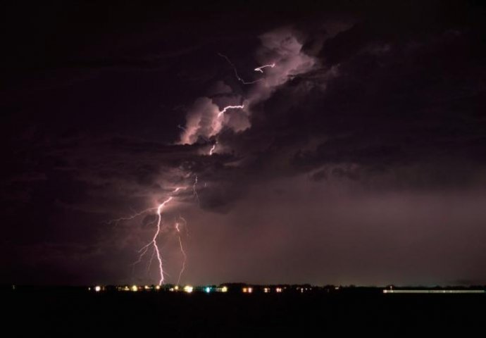 DOLAZI SNAŽNO NEVRIJEME: Grad veličine teniskih loptica, opasni vjetrovi i tornado, ali to NIJE NAJGORE 