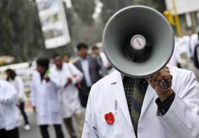  Doktori medicine i stomatologije USK-a organizirali protestnu šetnju 